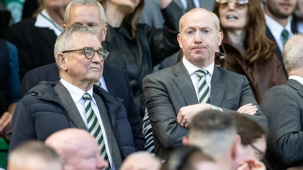 Dos hombres en tribuna durante un partido de fútbol Dos hombres en tribuna durante un partido de fútbol