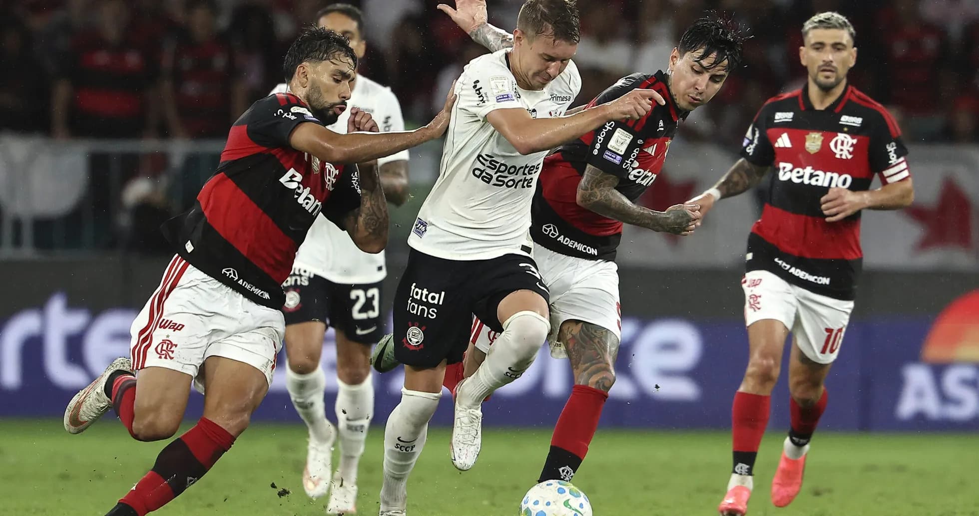 Jugadores compiten por el balón en el partido Jugadores compiten por el balón en el partido
