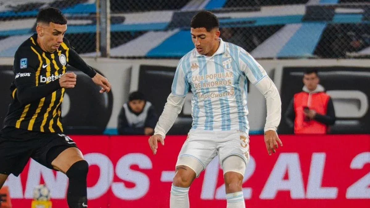 Jugadores de Racing Club y Atlético Tucumán en acción Jugadores de Racing Club y Atlético Tucumán en acción