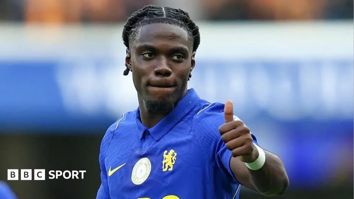 Jugador de Chelsea haciendo un gesto de aprobación Jugador de Chelsea haciendo un gesto de aprobación