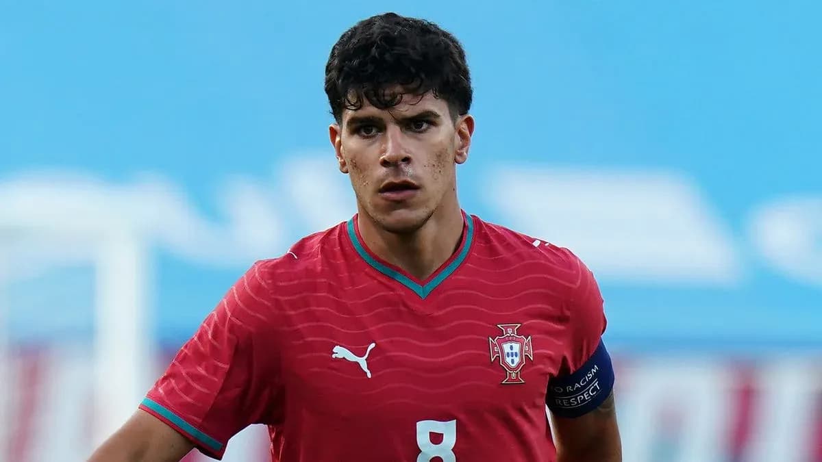Jugador de Portugal en campo durante un partido Jugador de Portugal en campo durante un partido