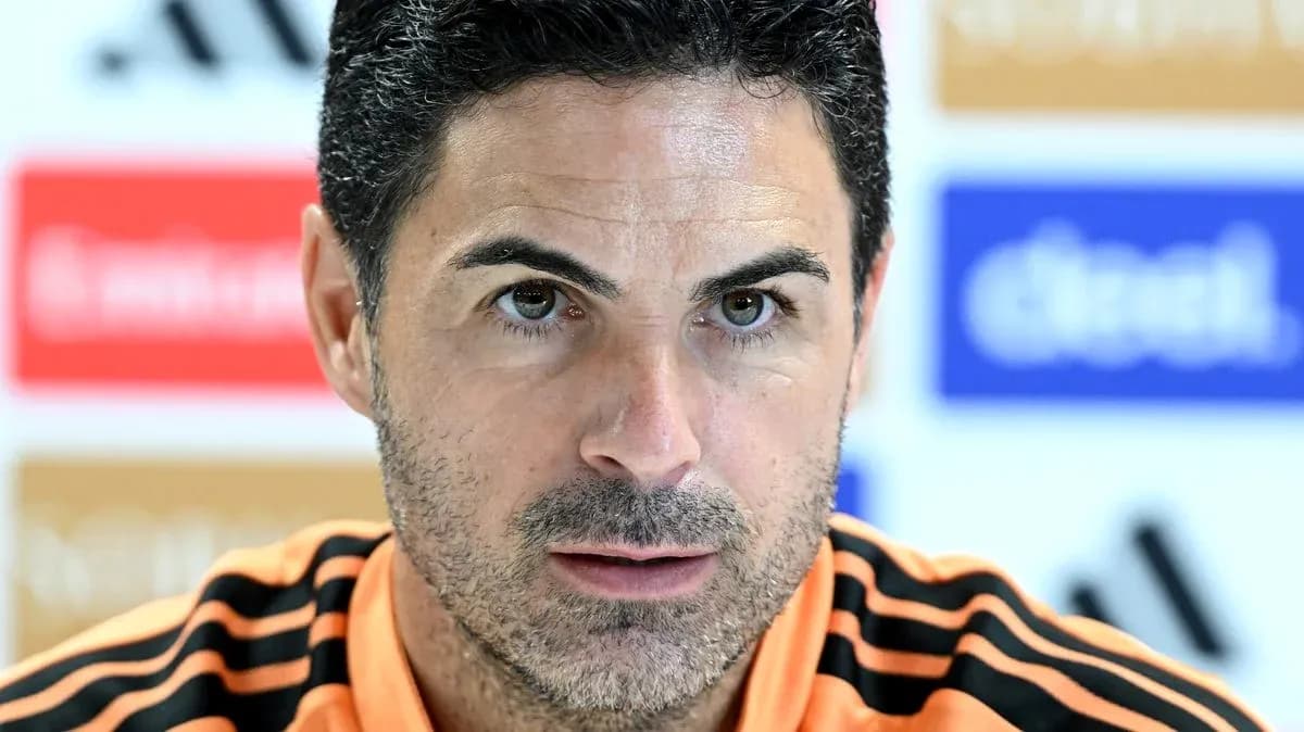 Entrenador hablando en una conferencia de prensa Entrenador hablando en una conferencia de prensa