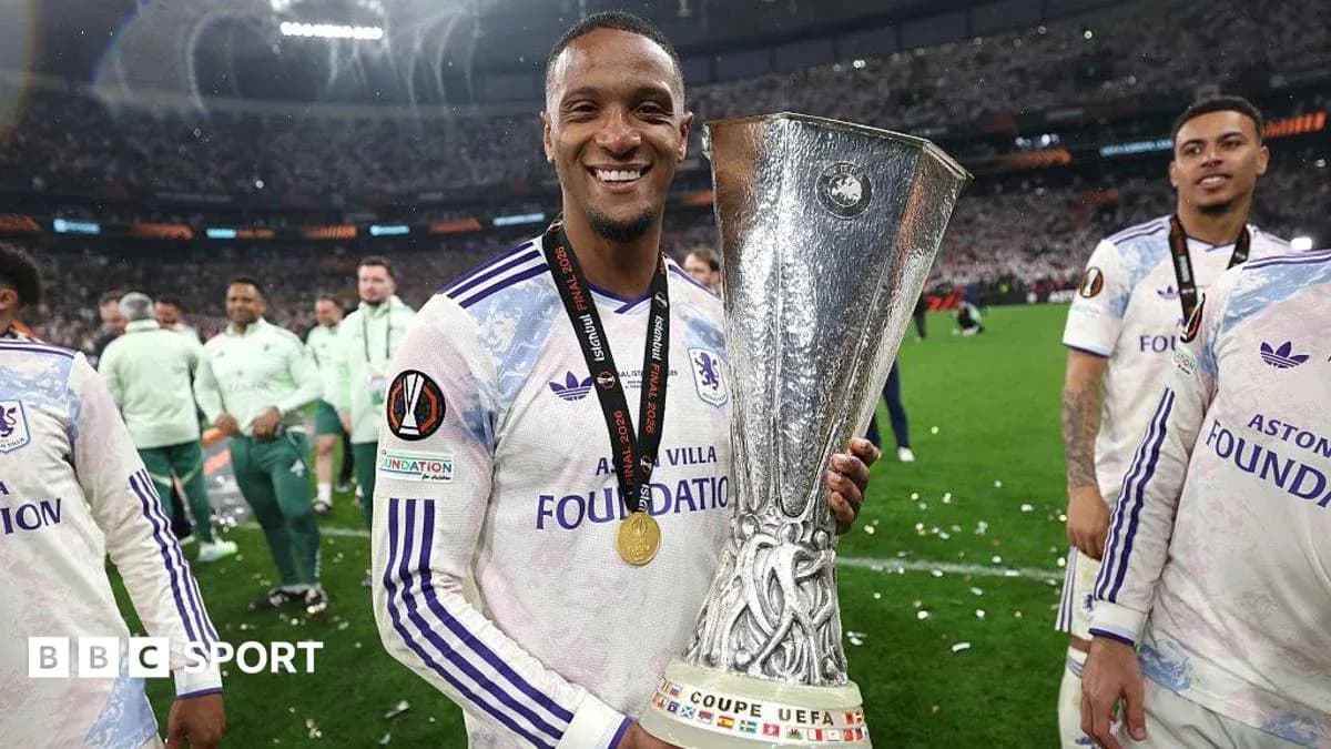 Jugador sosteniendo trofeo de la UEFA Europa League Jugador sosteniendo trofeo de la UEFA Europa League