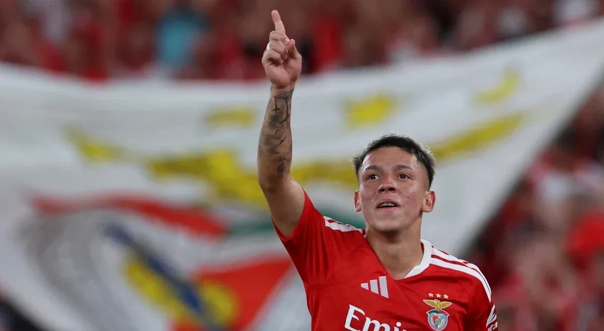 Jugador de Benfica celebra un gol Jugador de Benfica celebra un gol
