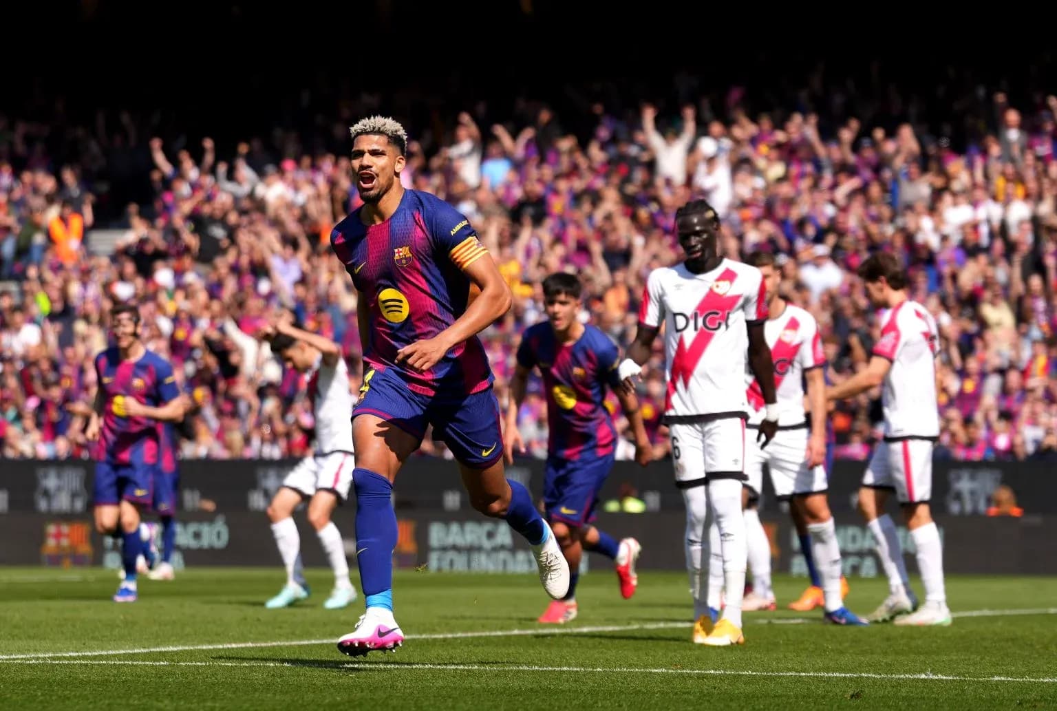 Jugador de Barcelona celebrando un gol Jugador de Barcelona celebrando un gol