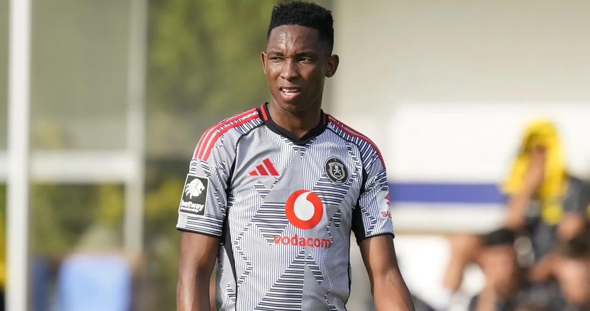 Jugador de Orlando Pirates en el campo de entrenamiento Jugador de Orlando Pirates en el campo de entrenamiento