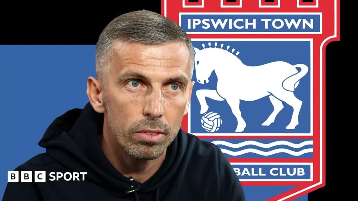 Entrenador hablando en conferencia de prensa de Ipswich Town Entrenador hablando en conferencia de prensa de Ipswich Town