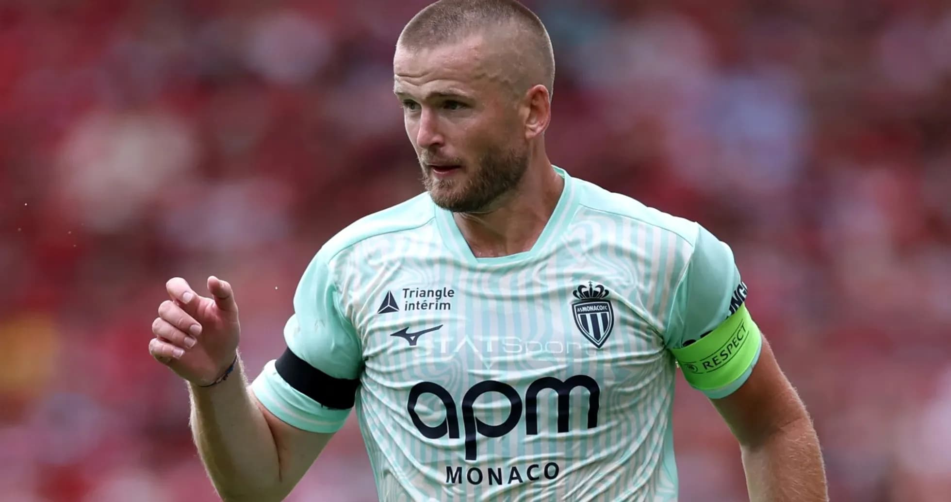 Jugador de AS Monaco con camiseta verde en acción Jugador de AS Monaco con camiseta verde en acción