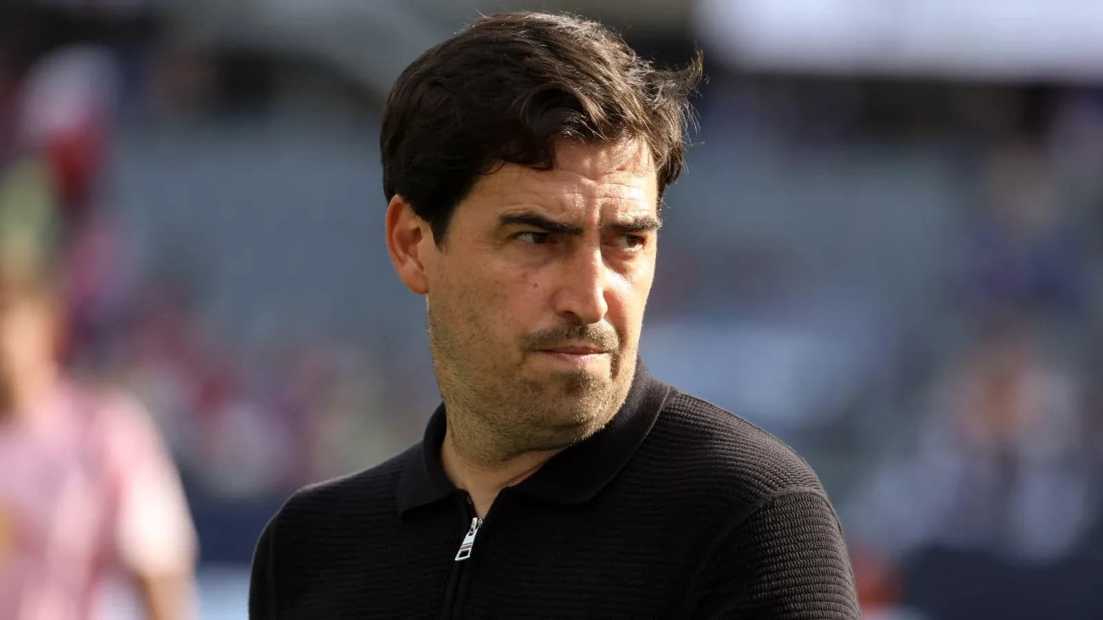 Entrenador observando el partido desde la línea lateral Entrenador observando el partido desde la línea lateral