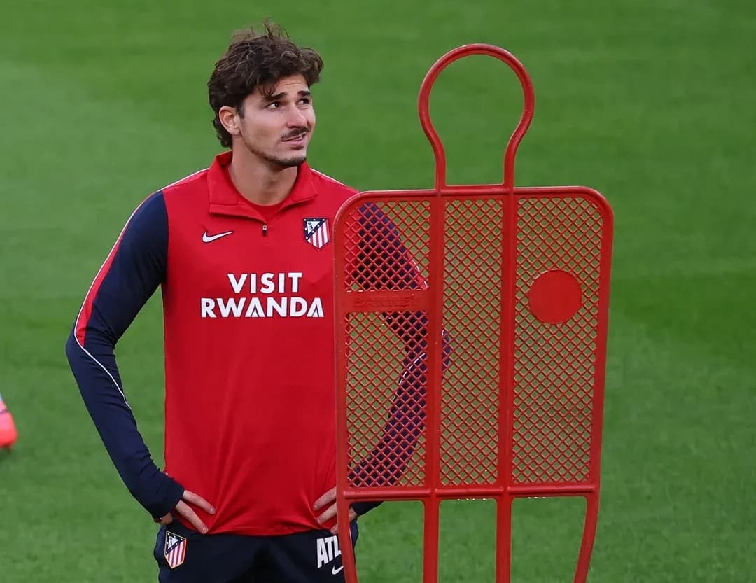 Jugador de Atlético de Madrid junto a un maniquí de entrenamiento Jugador de Atlético de Madrid junto a un maniquí de entrenamiento