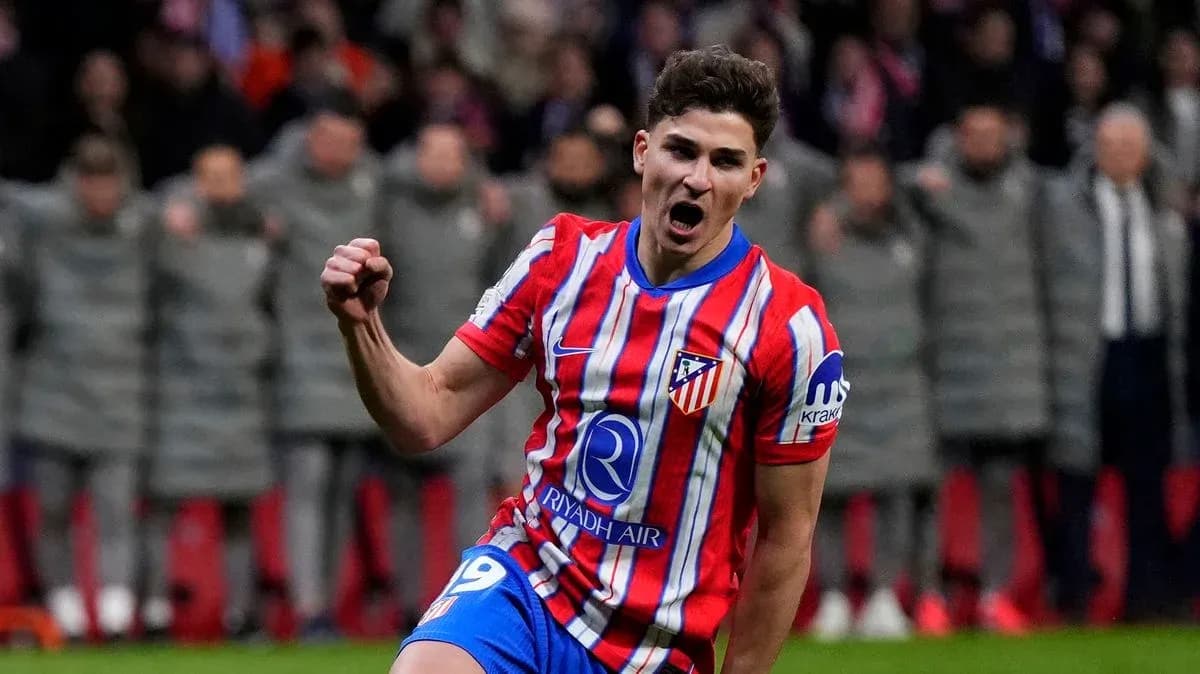 Jugador de Atlético de Madrid celebrando un gol Jugador de Atlético de Madrid celebrando un gol