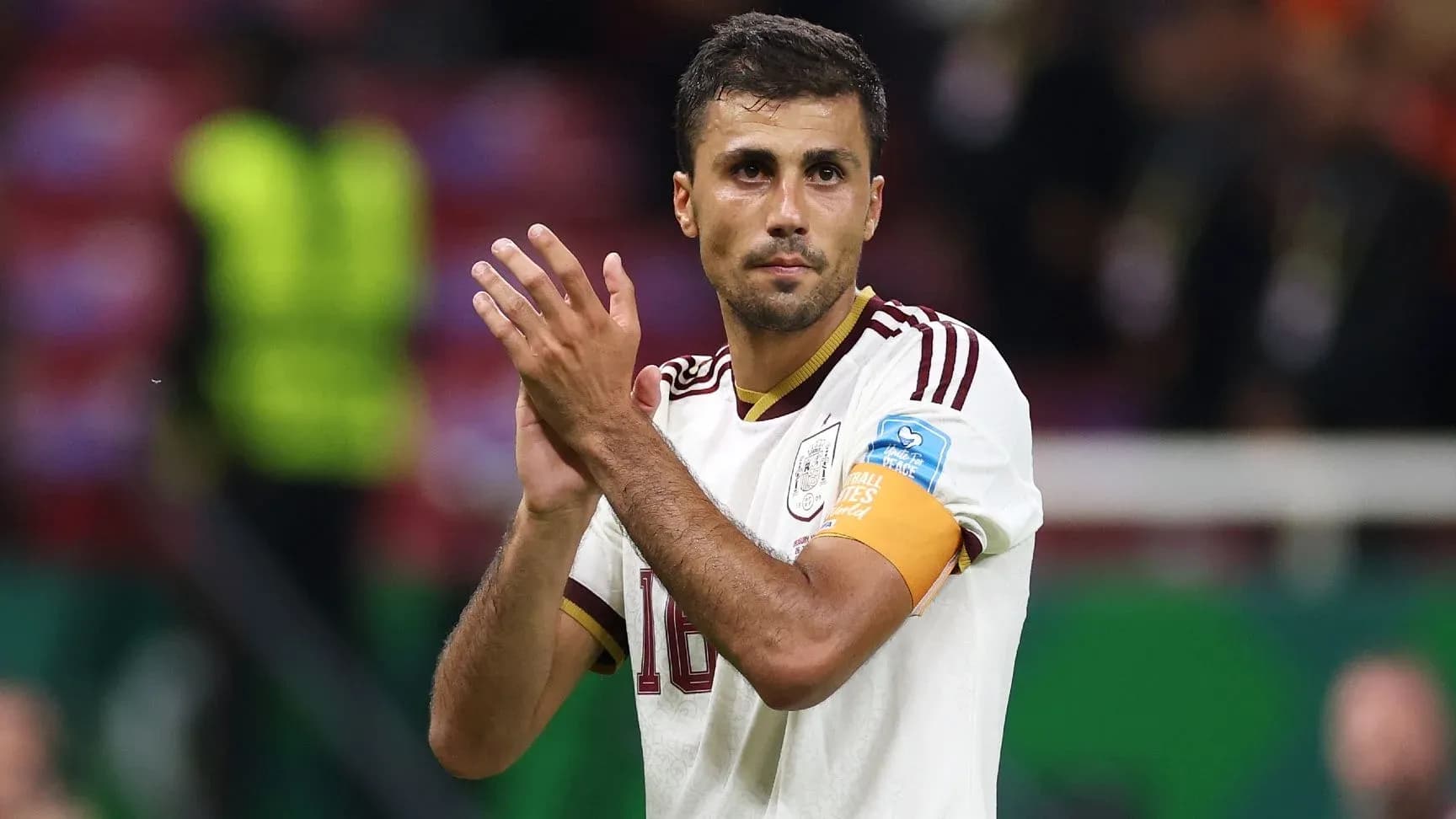 Jugador aplaudiendo tras el partido con camiseta de España Jugador aplaudiendo tras el partido con camiseta de España