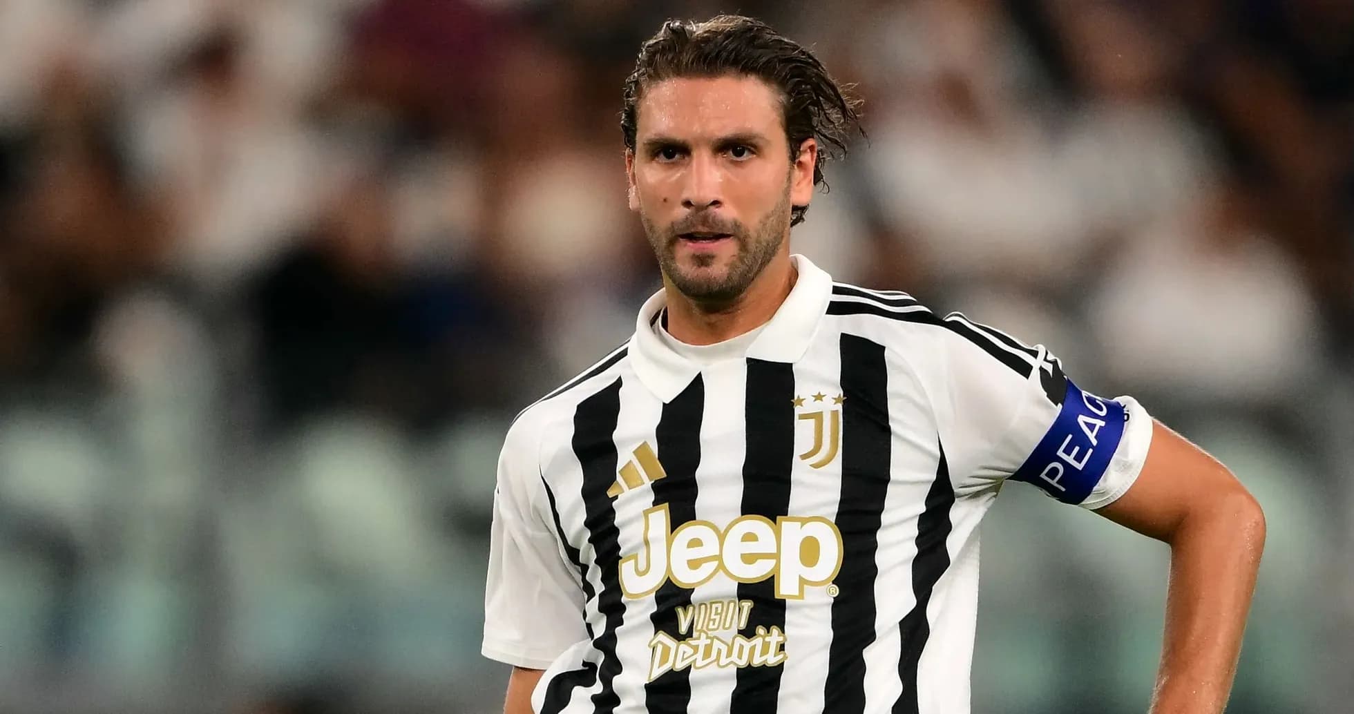 Jugador de Juventus en el campo durante un partido Jugador de Juventus en el campo durante un partido