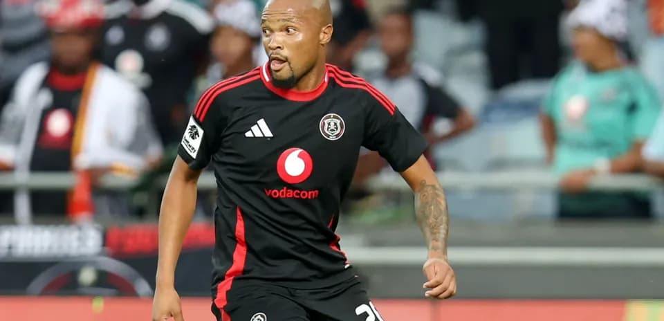 Jugador de Orlando Pirates corriendo en el campo Jugador de Orlando Pirates corriendo en el campo