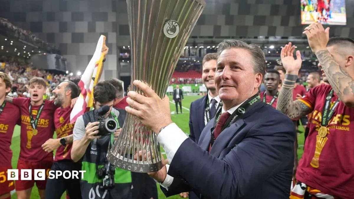 Entrenador sosteniendo el trofeo de la Europa League Entrenador sosteniendo el trofeo de la Europa League