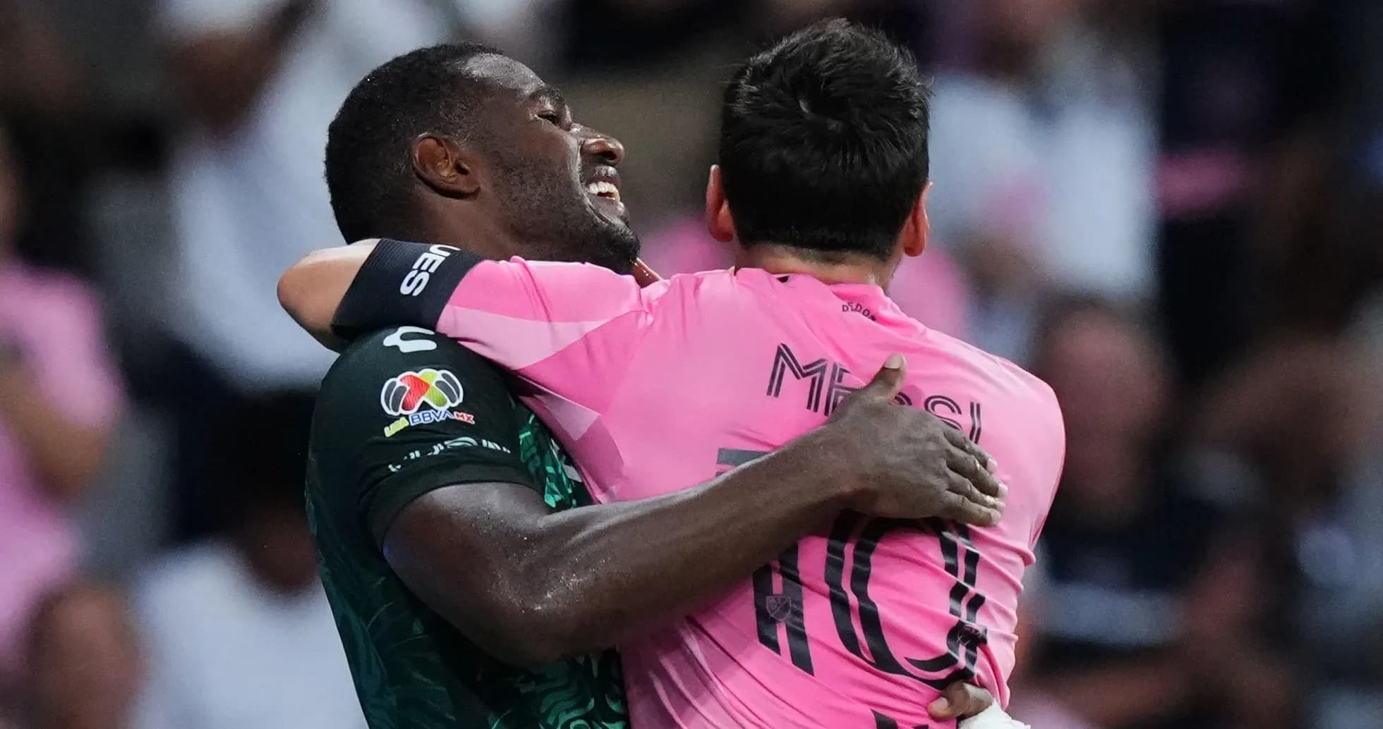 Jugadores abrazándose después de un partido Jugadores abrazándose después de un partido