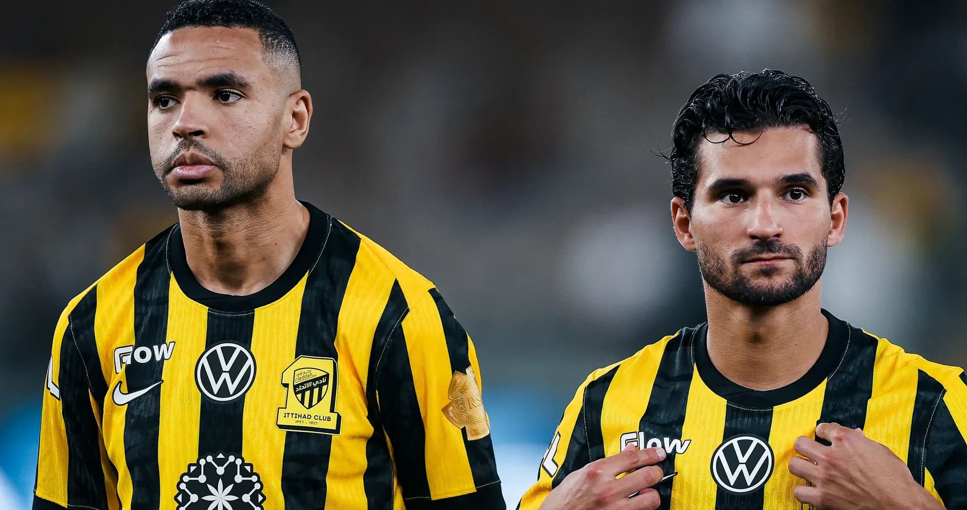 Jugadores de Ittihad Club en uniforme amarillo y negro Jugadores de Ittihad Club en uniforme amarillo y negro