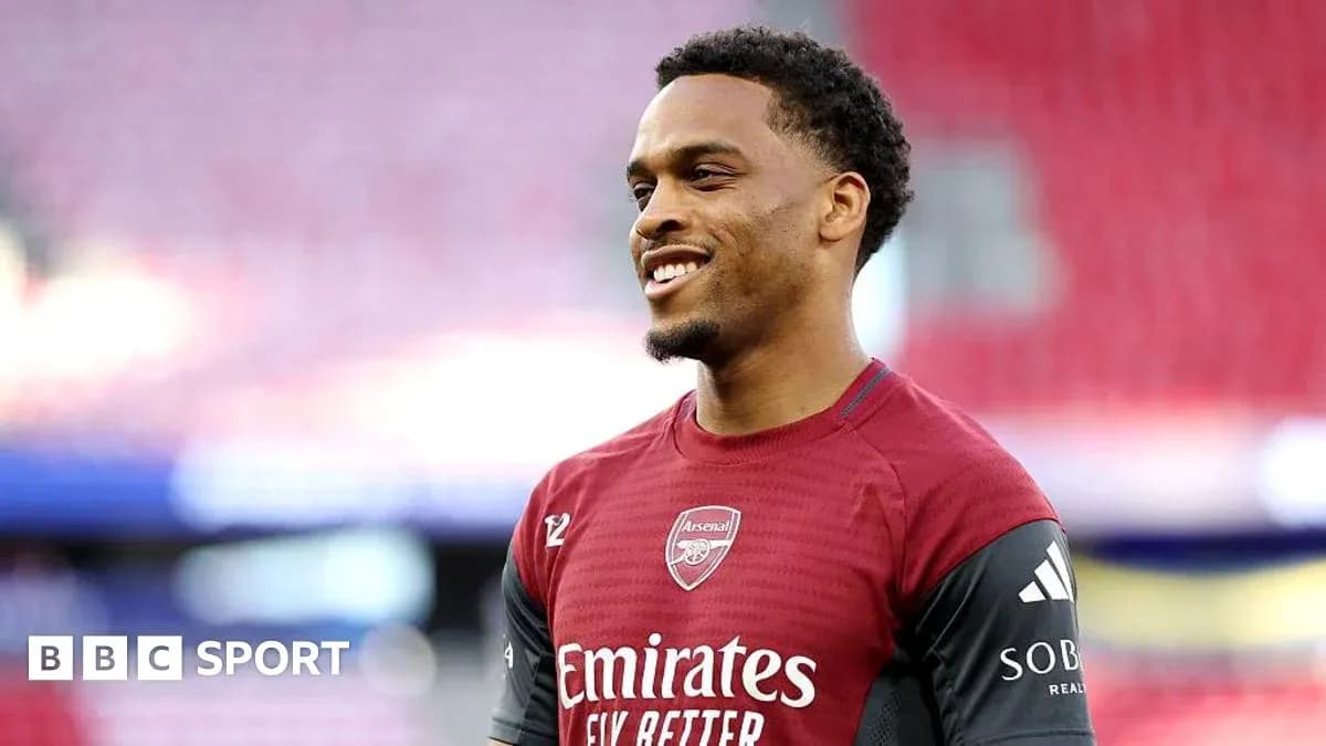 Jugador de Arsenal sonriendo en el campo Jugador de Arsenal sonriendo en el campo
