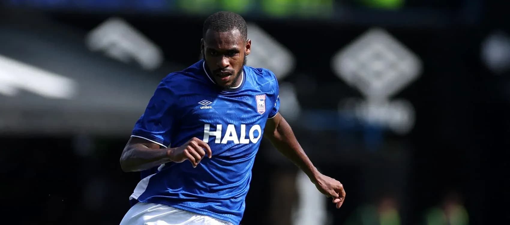 Jugador corriendo con camiseta azul de Ipswich Town Jugador corriendo con camiseta azul de Ipswich Town