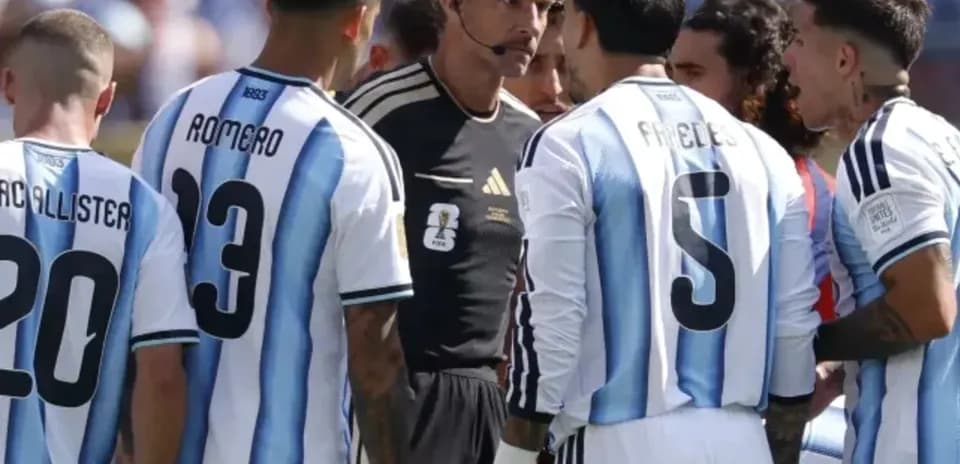 Jugadores de Argentina discutiendo con el árbitro Jugadores de Argentina discutiendo con el árbitro