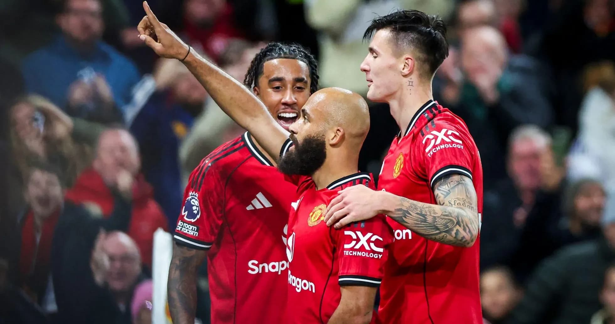 Jugadores de Manchester United celebrando un gol Jugadores de Manchester United celebrando un gol