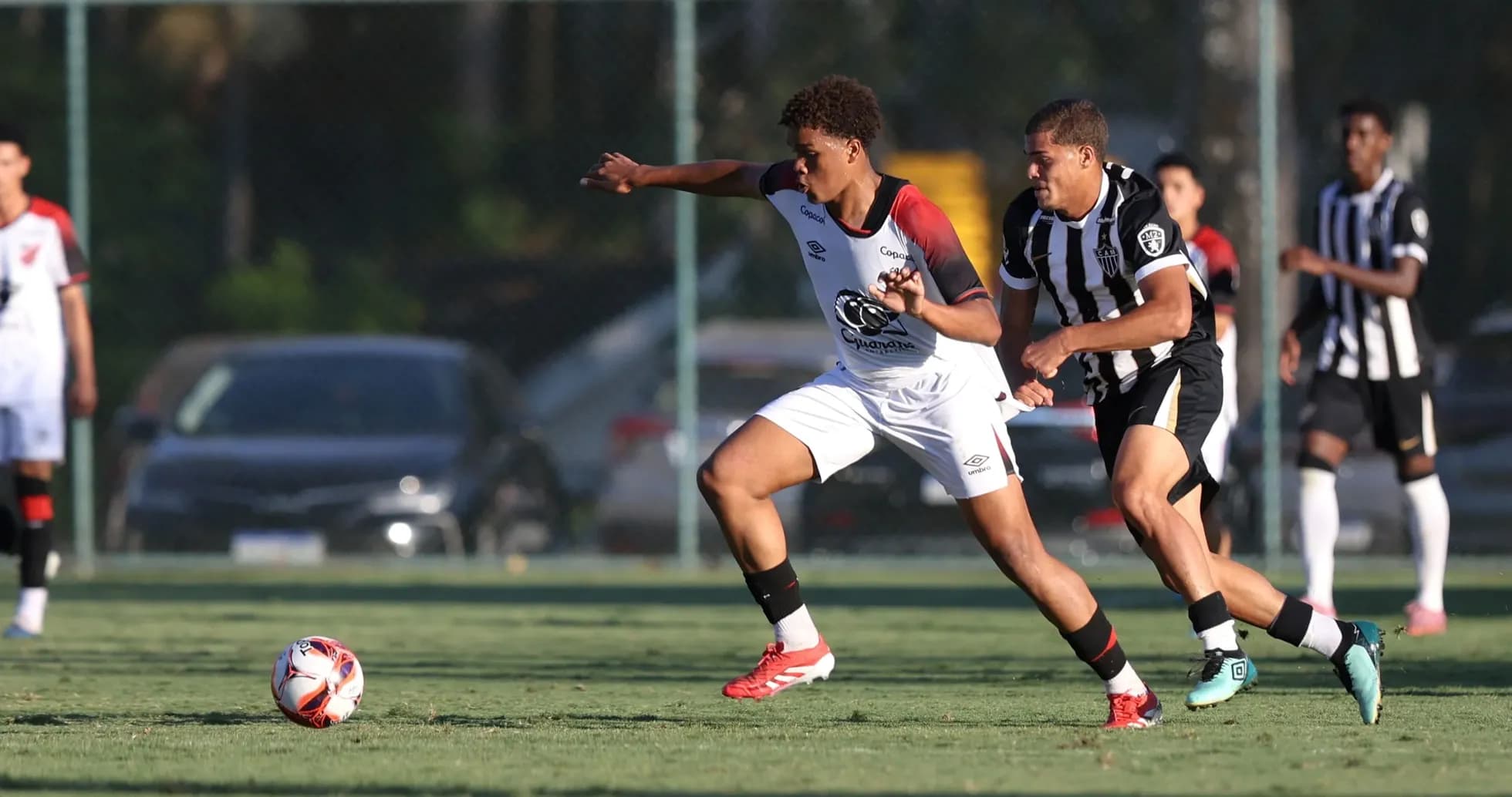Jugadores de Atlético Paranaense y Atlético-MG en acción Jugadores de Atlético Paranaense y Atlético-MG en acción