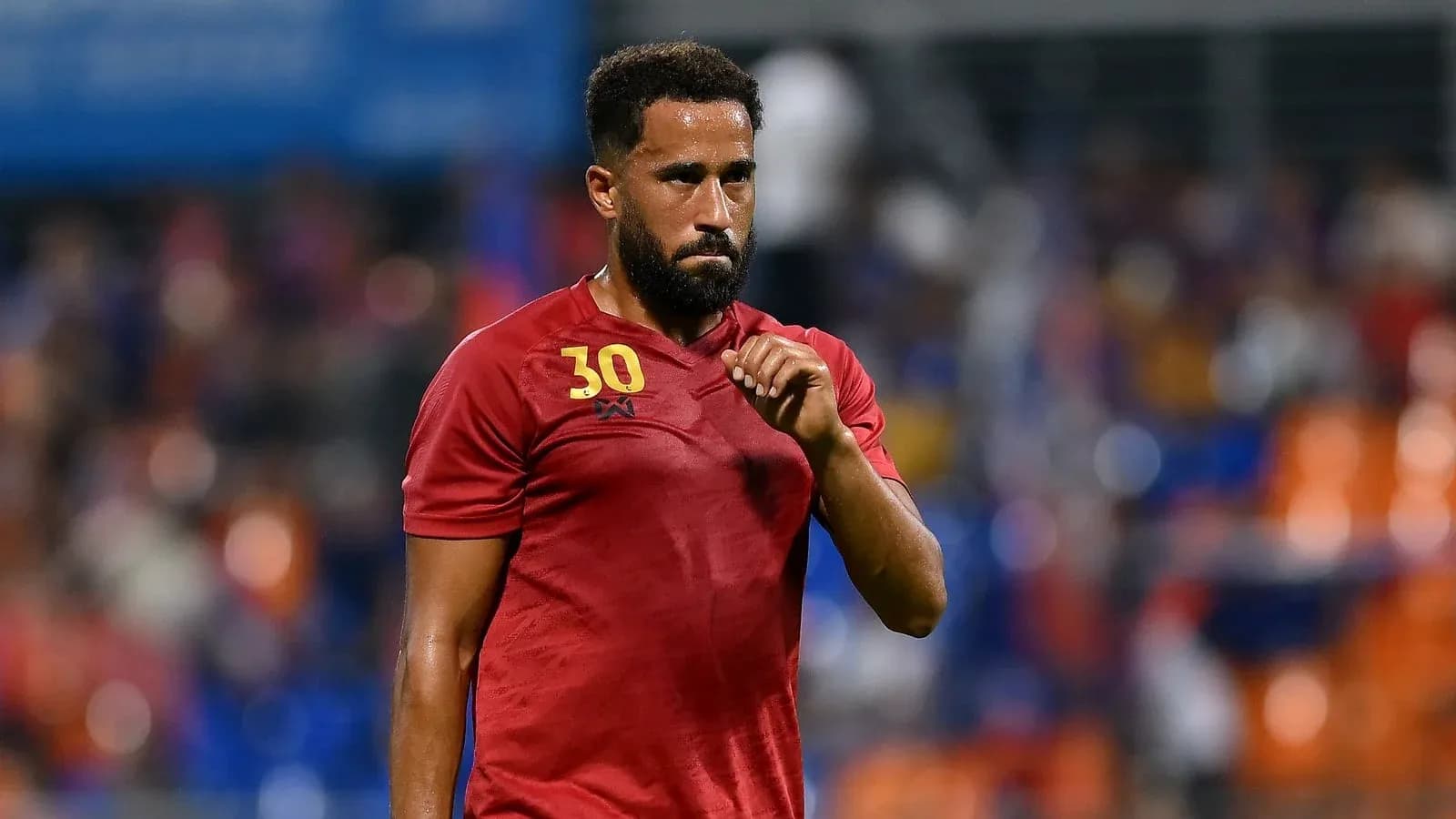 Jugador en camiseta roja durante el partido Jugador en camiseta roja durante el partido