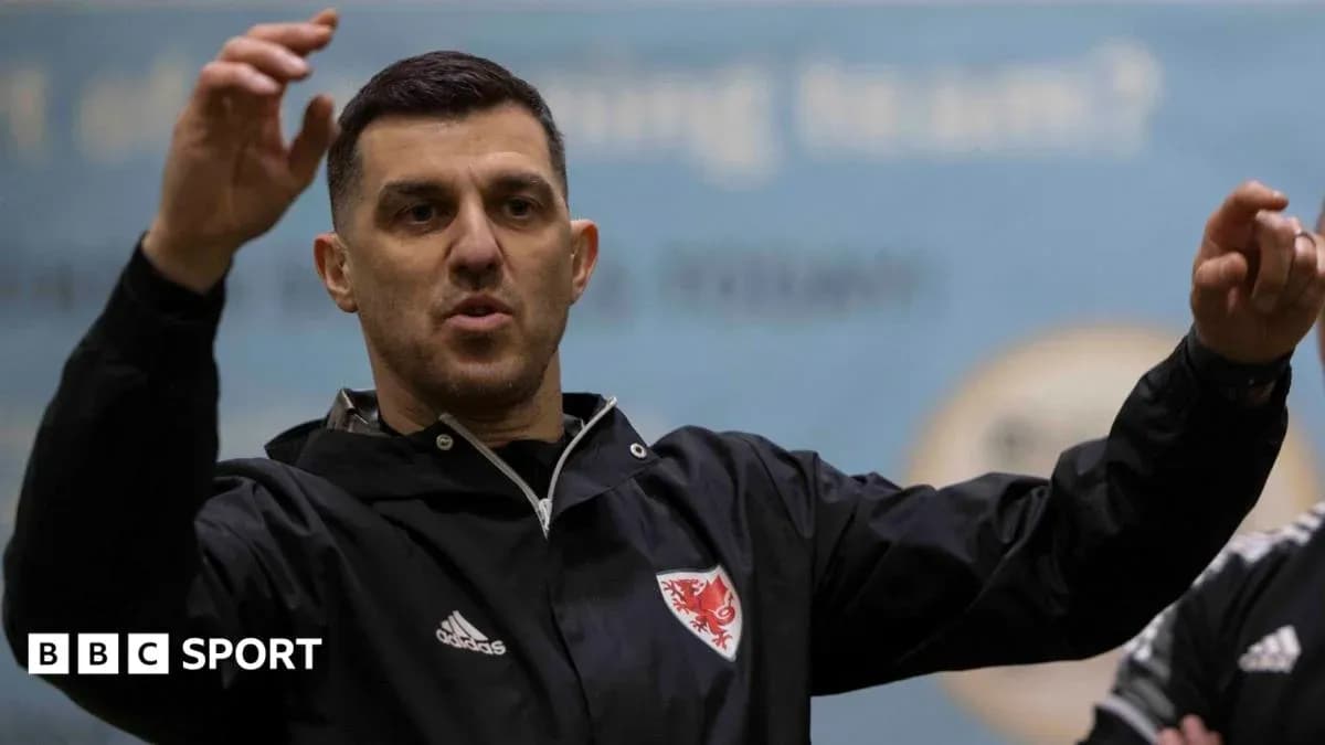 Entrenador gesticulando durante una sesión de entrenamiento Entrenador gesticulando durante una sesión de entrenamiento