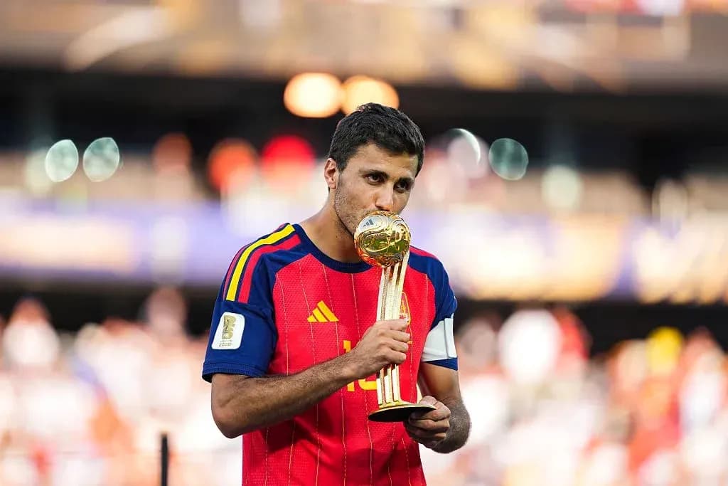 Jugador de España besando el trofeo de la Copa Jugador de España besando el trofeo de la Copa
