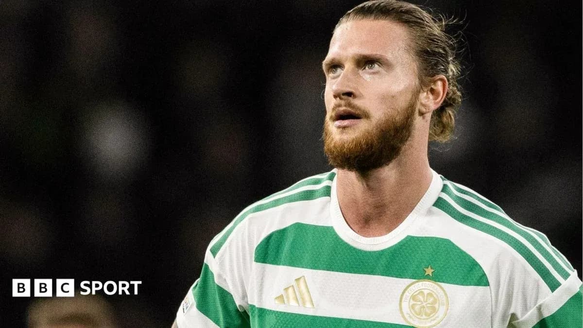 Jugador de Celtic con camiseta a rayas verdes y blancas Jugador de Celtic con camiseta a rayas verdes y blancas