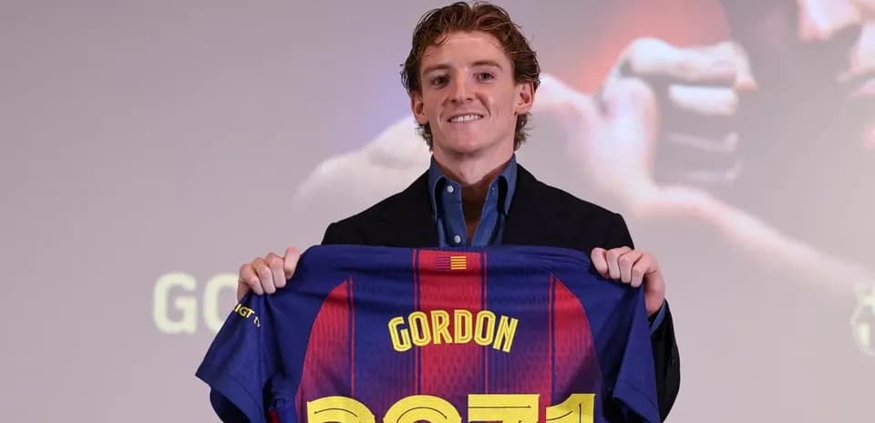 Jugador presenta camiseta del FC Barcelona en evento Jugador presenta camiseta del FC Barcelona en evento