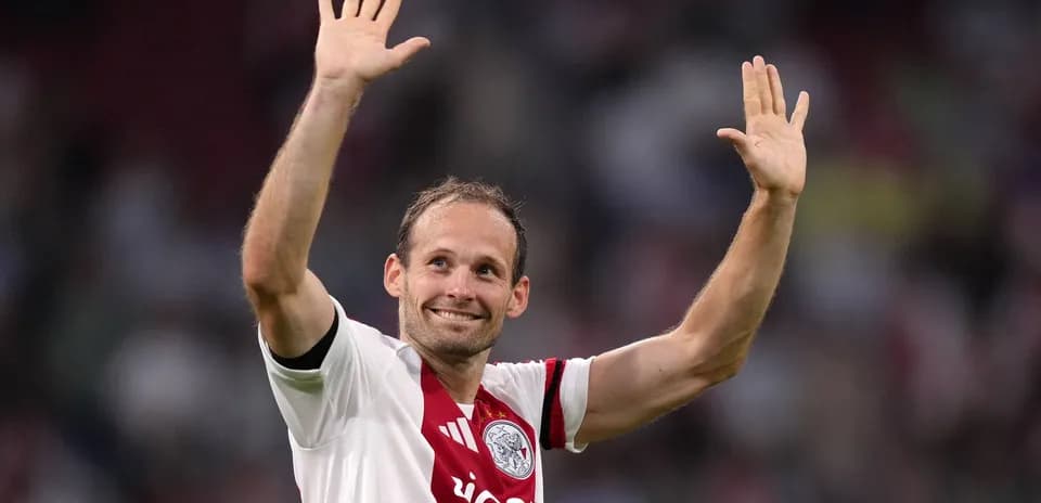 Jugador de Ajax saludando a la afición Jugador de Ajax saludando a la afición