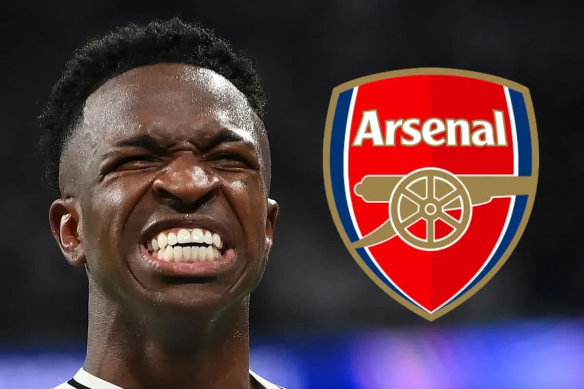 Jugador sonriendo con logo de Arsenal de fondo Jugador sonriendo con logo de Arsenal de fondo
