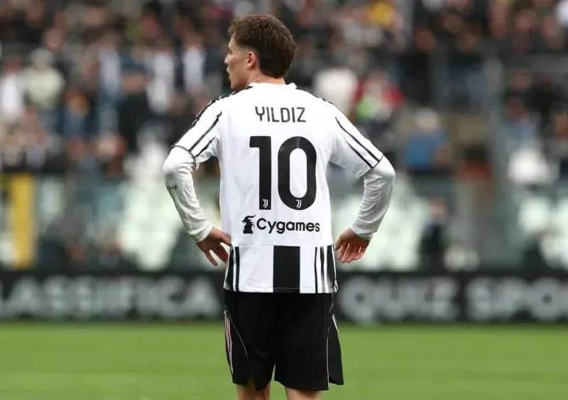 Jugador con camiseta de Juventus, número 10, en el campo Jugador con camiseta de Juventus, número 10, en el campo