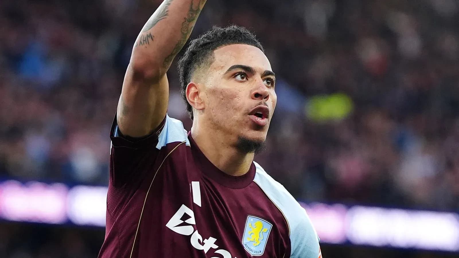 Jugador de Aston Villa celebrando una jugada en el partido Jugador de Aston Villa celebrando una jugada en el partido