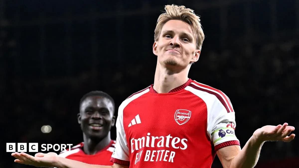 Jugador de Arsenal celebrando con gesto divertido Jugador de Arsenal celebrando con gesto divertido