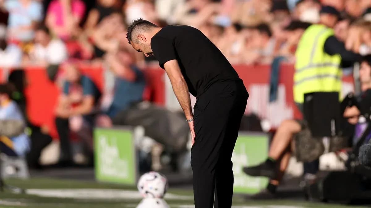 Entrenador mirando hacia abajo durante el partido Entrenador mirando hacia abajo durante el partido