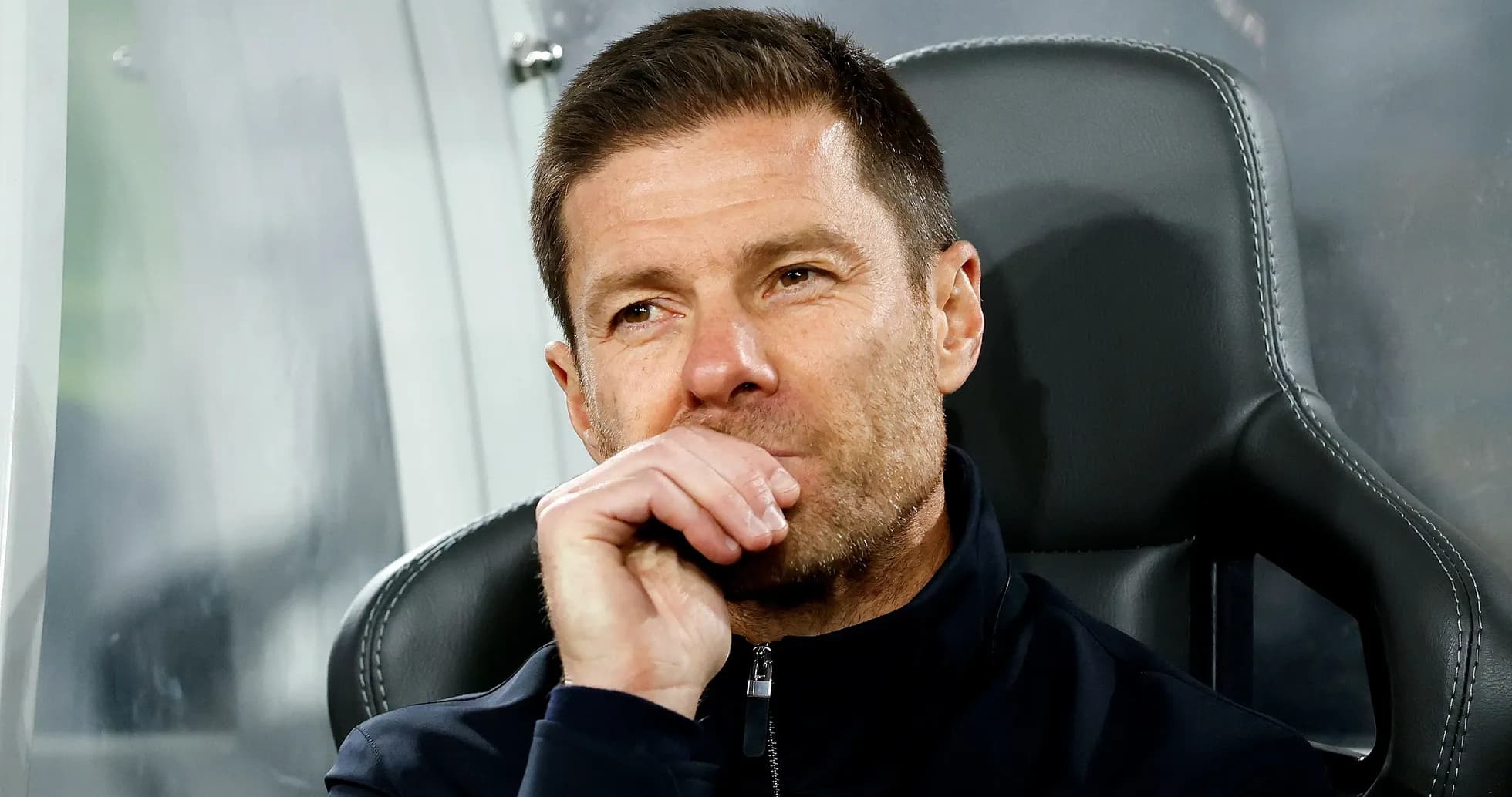 Entrenador pensativo en el banquillo del partido Entrenador pensativo en el banquillo del partido