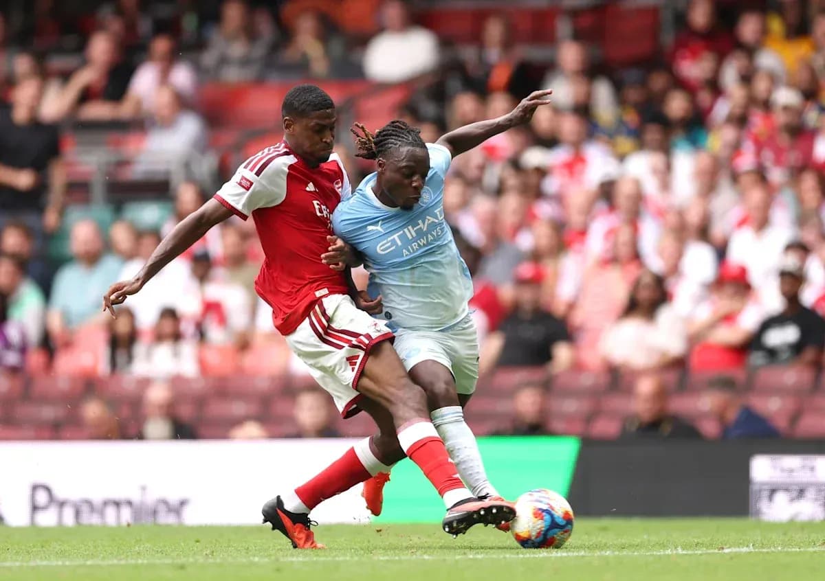 Jugador de Arsenal desafiando a jugador de Manchester City Jugador de Arsenal desafiando a jugador de Manchester City