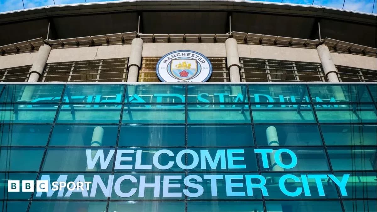 Fachada del Etihad Stadium con bienvenida a Manchester City Fachada del Etihad Stadium con bienvenida a Manchester City