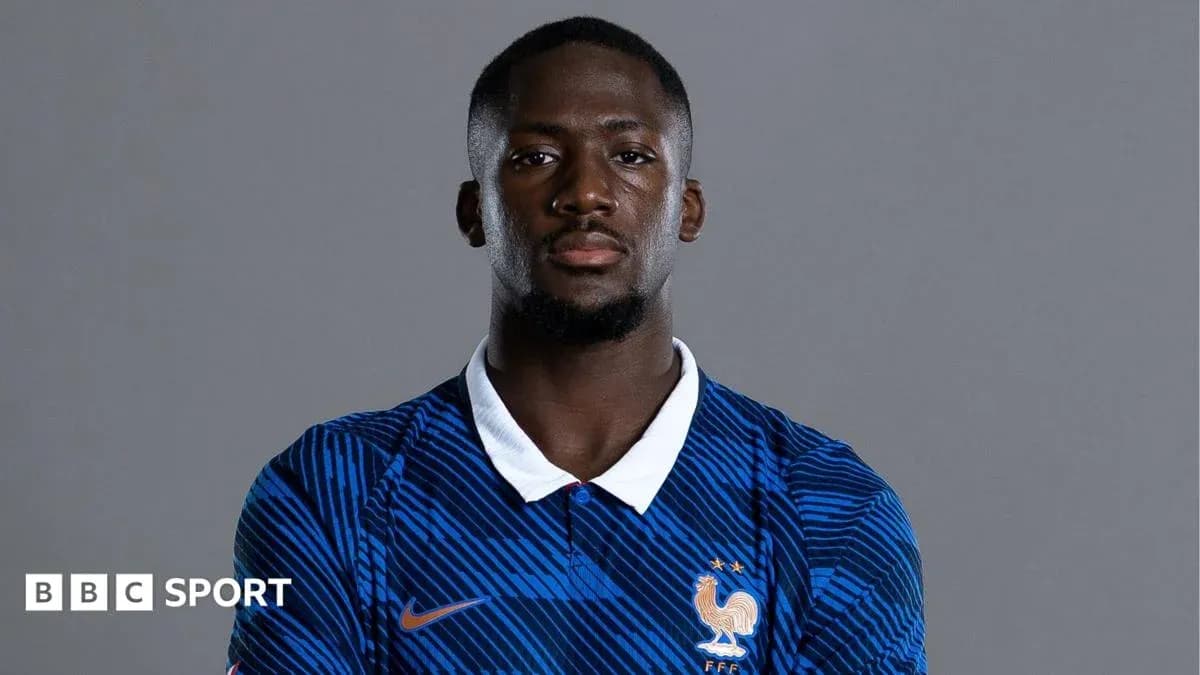 Jugador de fútbol posando con camiseta de Francia Jugador de fútbol posando con camiseta de Francia