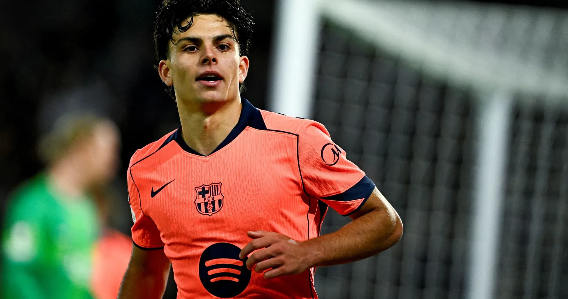 Jugador de FC Barcelona en camiseta naranja durante partido Jugador de FC Barcelona en camiseta naranja durante partido