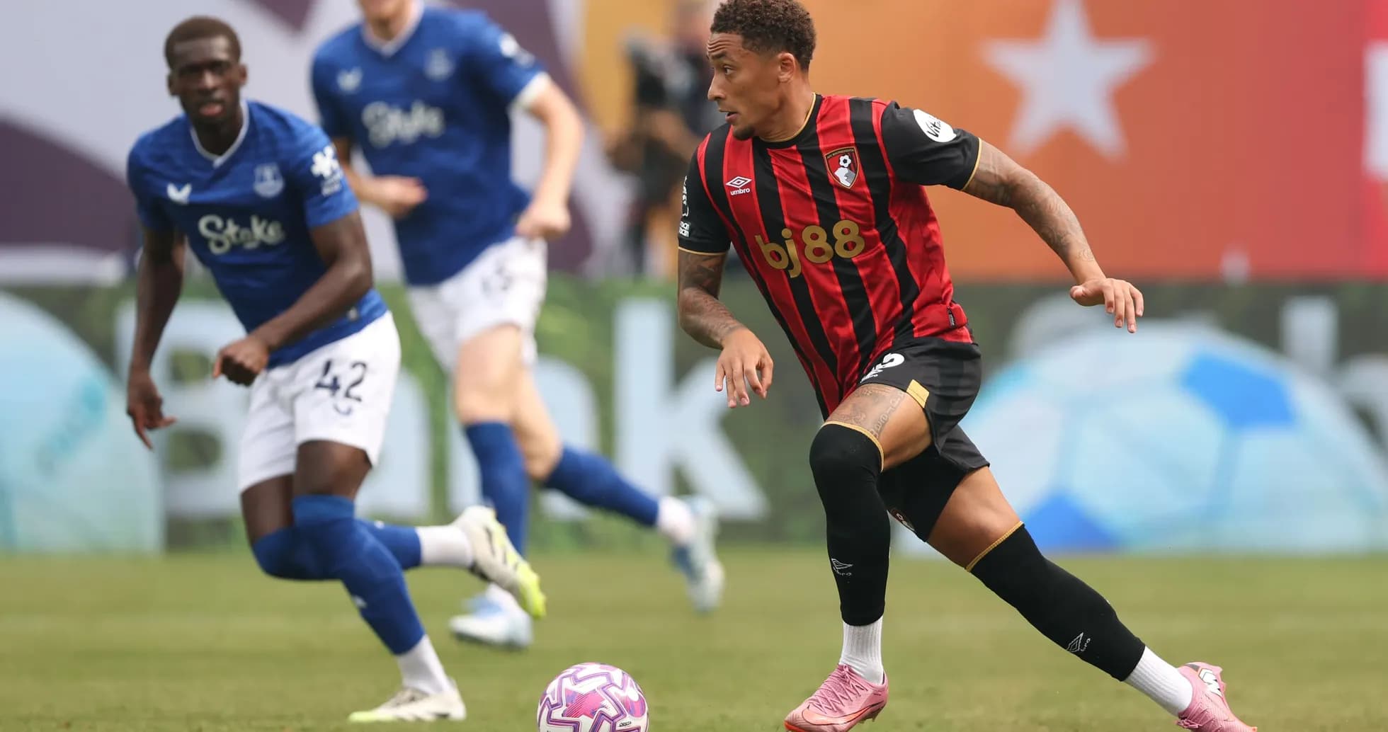 Jugador de Bournemouth driblando el balón durante el partido Jugador de Bournemouth driblando el balón durante el partido