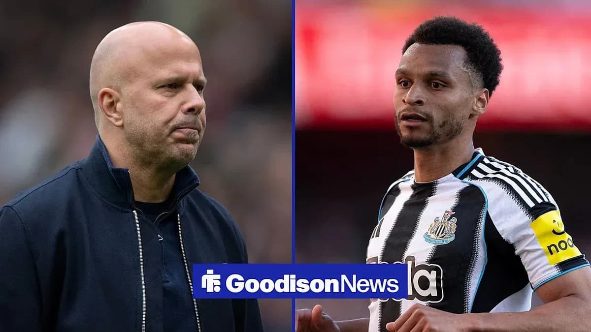 Entrenador y jugador de Newcastle durante partido Entrenador y jugador de Newcastle durante partido
