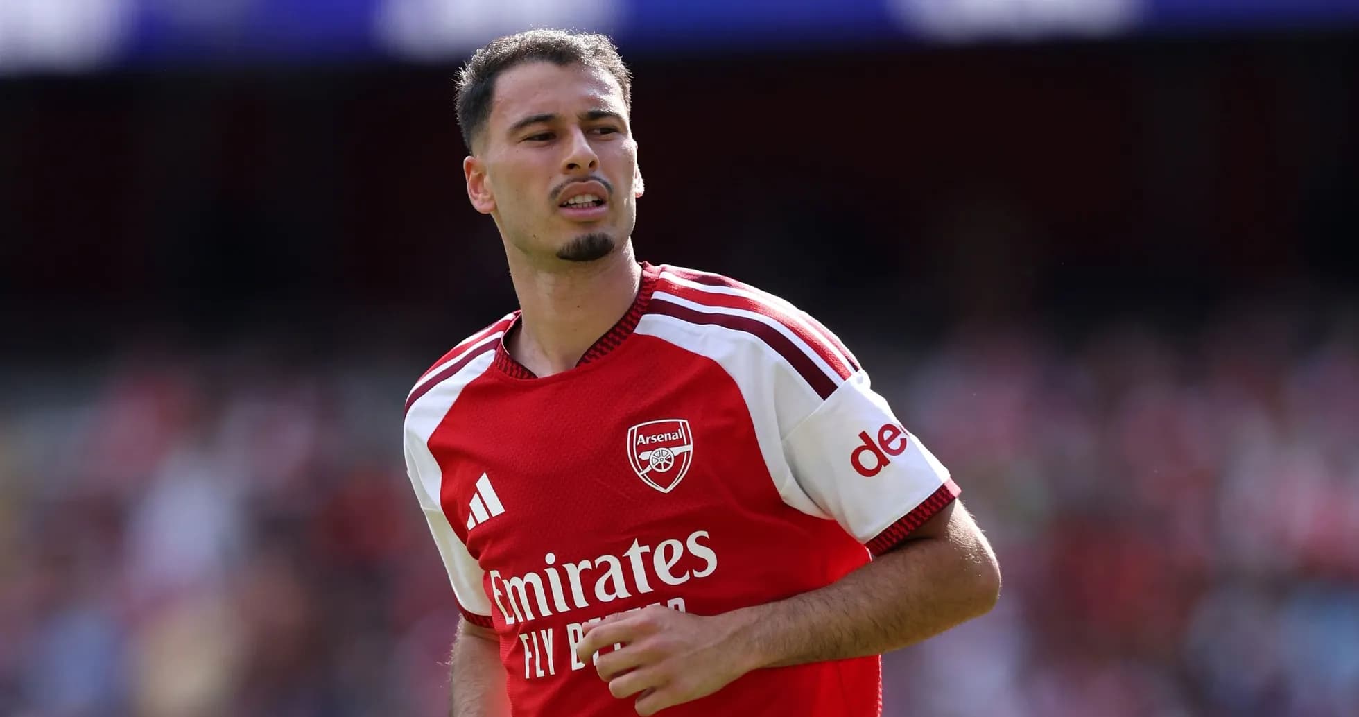 Jugador de Arsenal en el campo durante el partido Jugador de Arsenal en el campo durante el partido