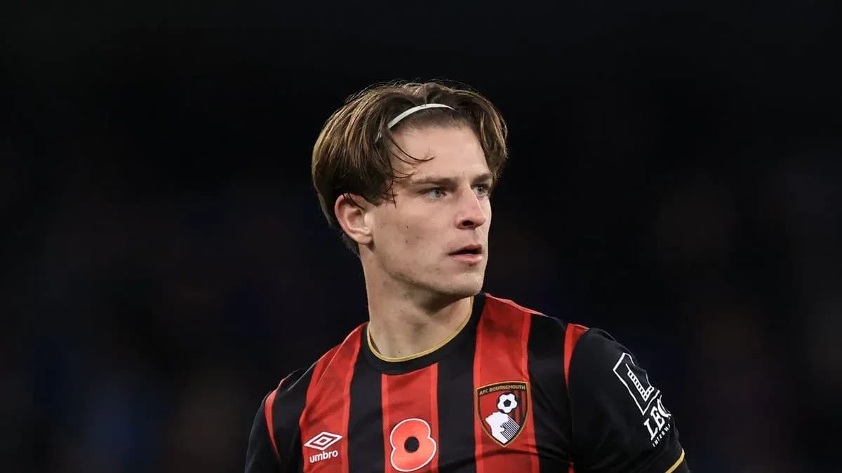Jugador de Bournemouth en acción durante el partido Jugador de Bournemouth en acción durante el partido