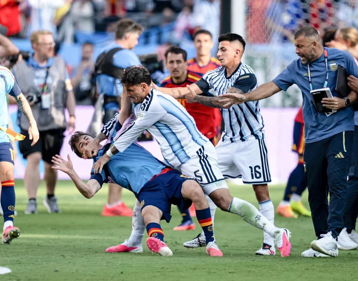 Jugadores de Argentina y España en confrontación durante partido Jugadores de Argentina y España en confrontación durante partido