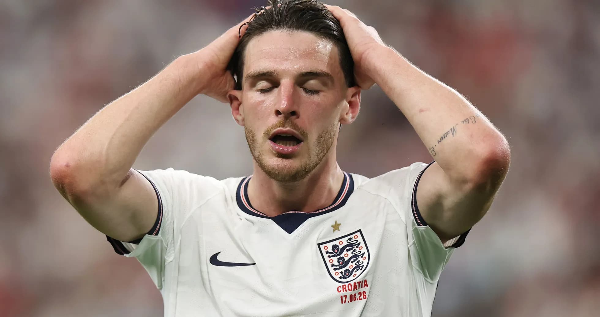 Jugador de Inglaterra con las manos en la cabeza Jugador de Inglaterra con las manos en la cabeza
