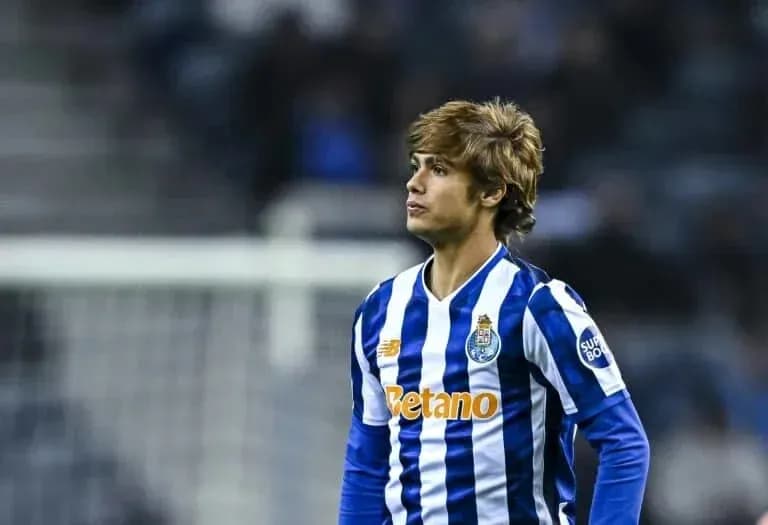 Jugador del FC Porto en el campo durante partido Jugador del FC Porto en el campo durante partido