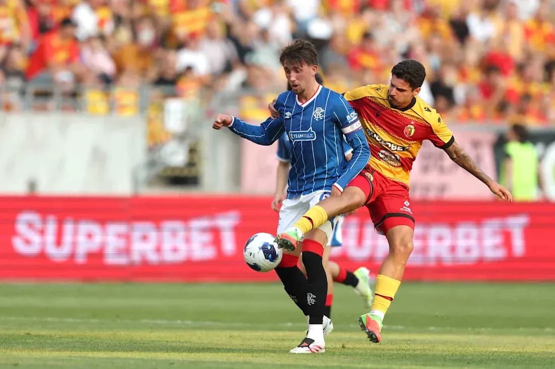 Jugador de Jagiellonia disputa el balón con Rangers Jugador de Jagiellonia disputa el balón con Rangers
